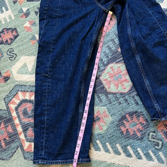 Old Navy High Rise Barrel Leg Jeans - Picture 5 of 9